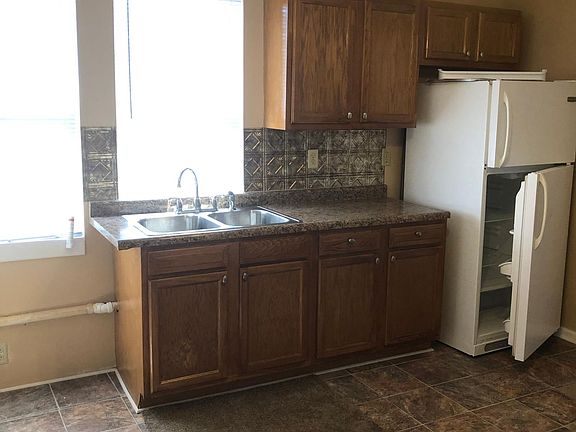 Kitchen w/ wall backsplash
