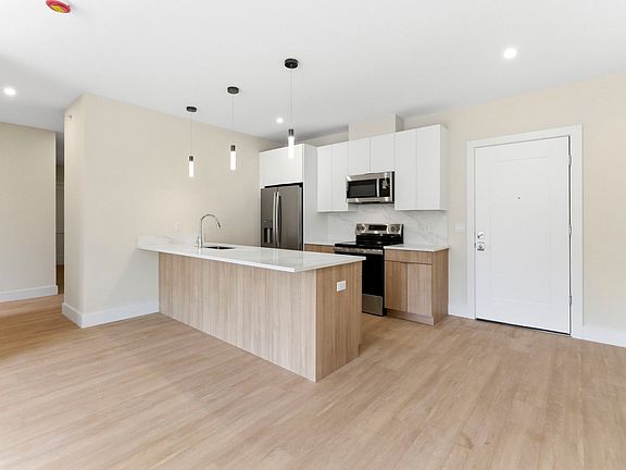 4th image of 850 Broad Ave #D