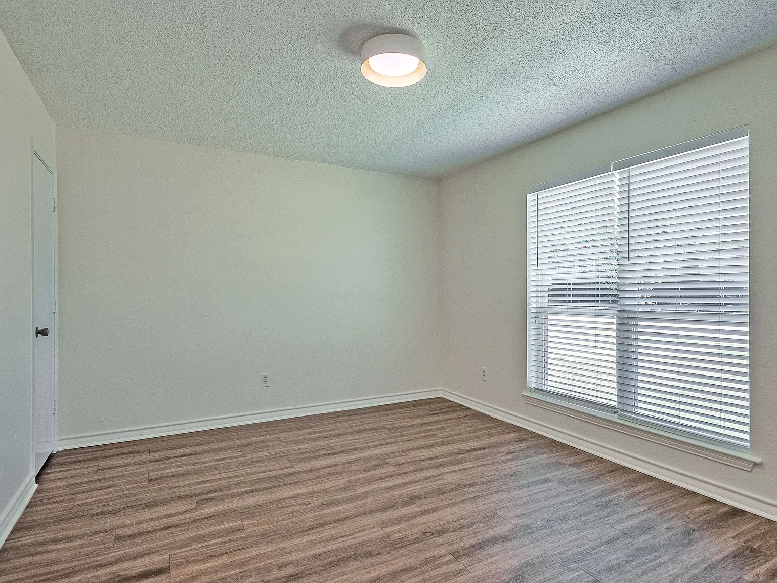2 bed, 1090 sqft, $2,195 — Photo 4