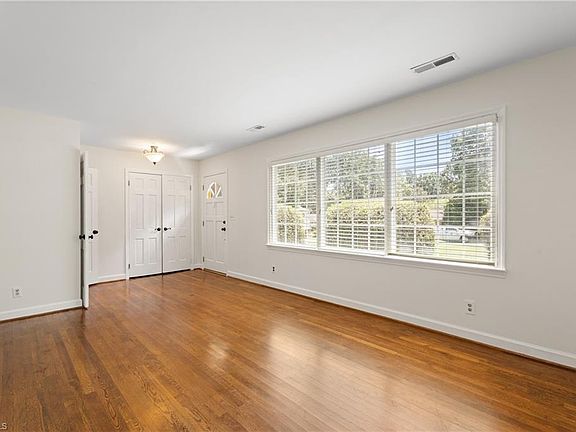 3rd image of 4831 Welwyn Rd