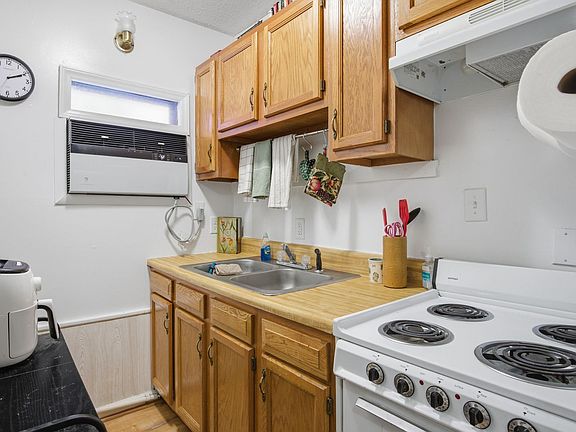 5th image of 120 Wilson Ave Unit 1