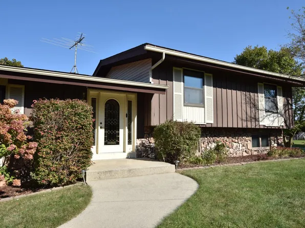 2884 Northwoods DRIVE, Port Washington, WI 53074