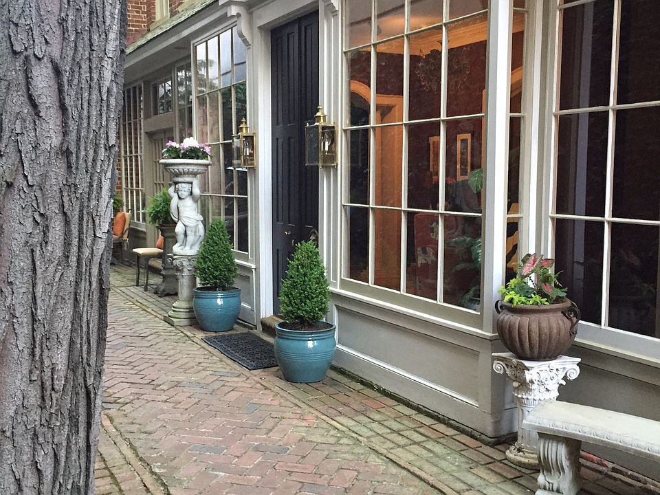 2nd image of 210 E Franklin St
