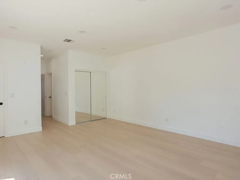 14605 Wyandotte St — Photo 32