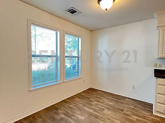 4th image of 403 W Oak St