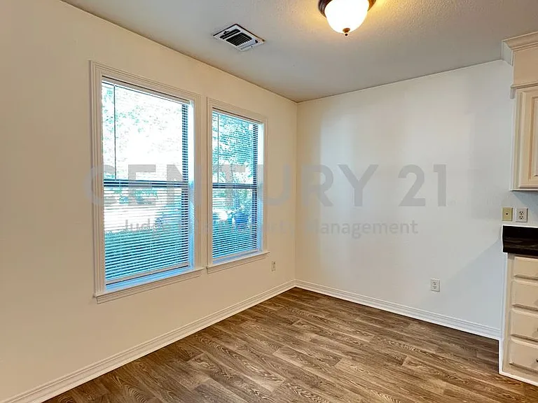403 W Oak St — Photo 4