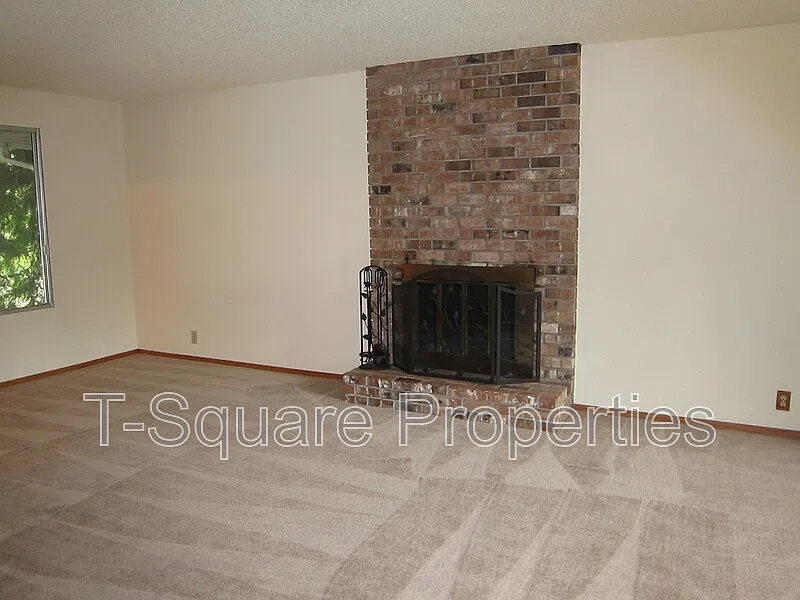 4 bed, 2.5 bath, 1900 sqft, $3,599 — Photo 3