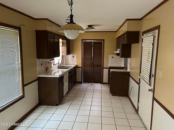 4th image of 1577 E Pear Ln