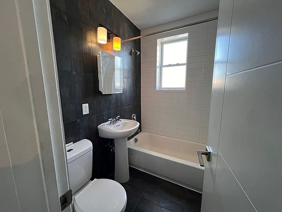4th image of 104 N Grove St #404