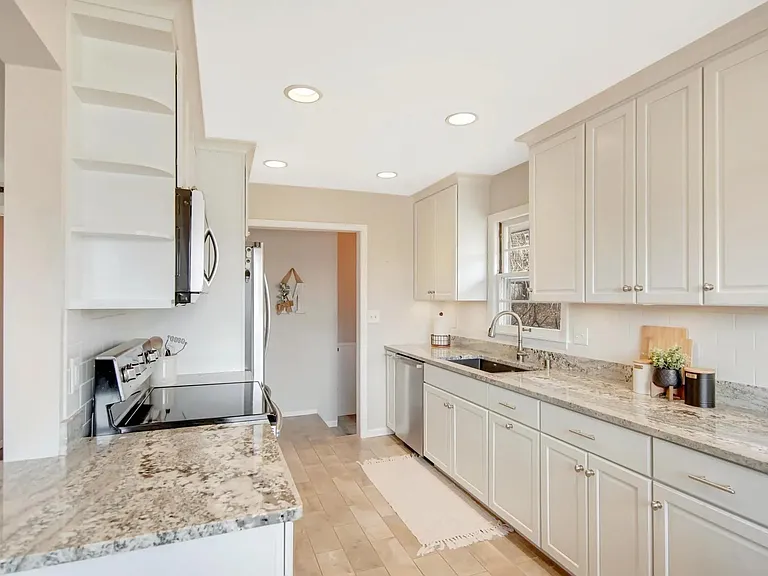 3304 Webster Ave S — Photo 6