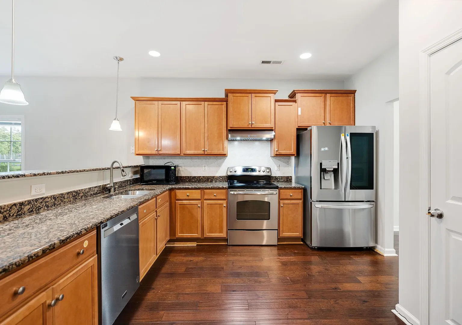 Gorgeous 5 bedroom home with loft + fully fenced yard! — Photo 3