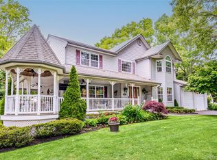 8 Frontier Trl, Manorville, NY 11949