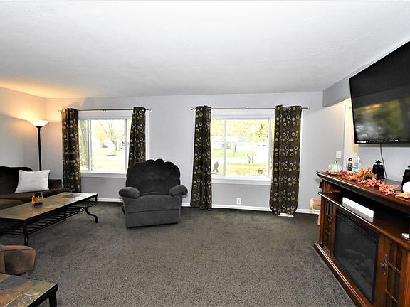 4th image of 3675 Manchester Dr