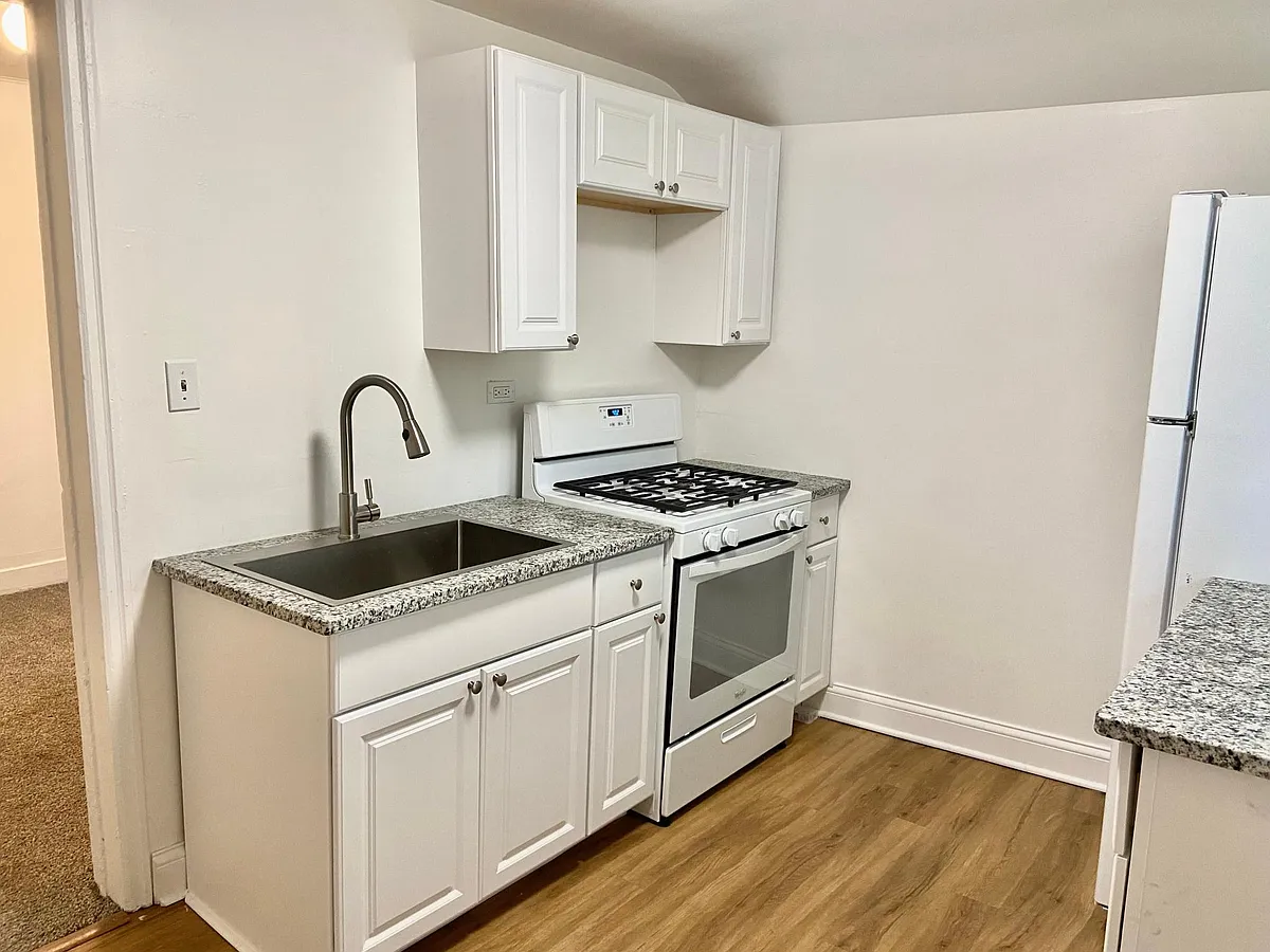 Kitchen - 918 Watson St SW #3