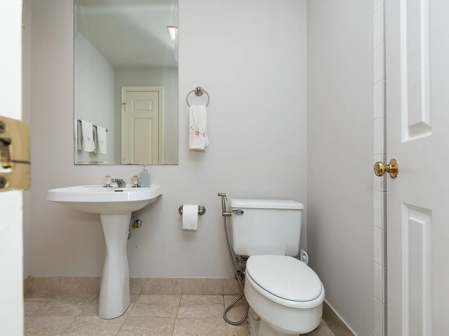 4 bed, 4.5 bath, 5513 sqft, $8,500 — Photo 4