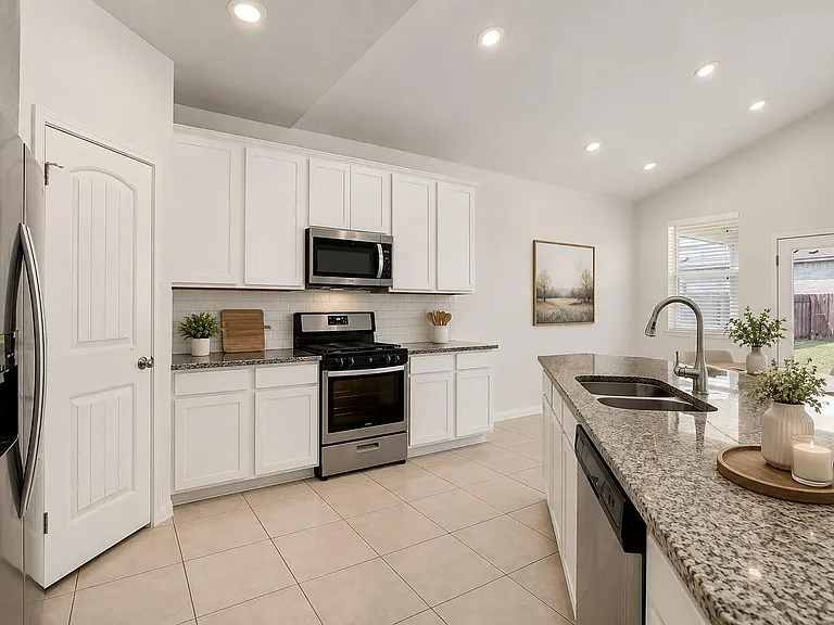 541 Palmilla St — Photo 3