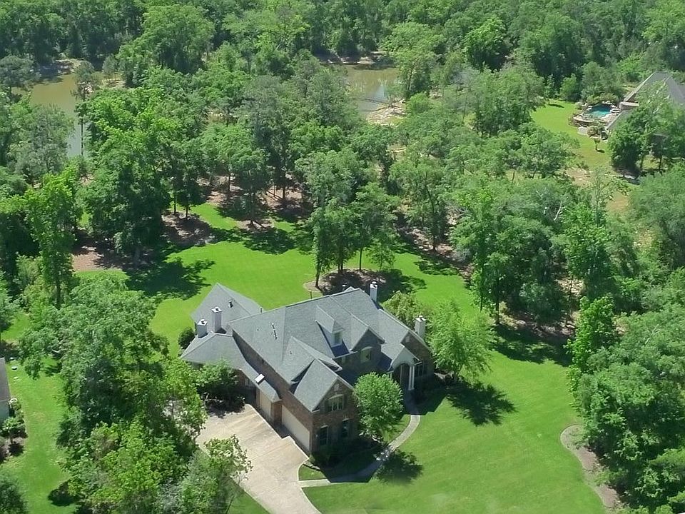 Aerial Shot shows amazing lot!