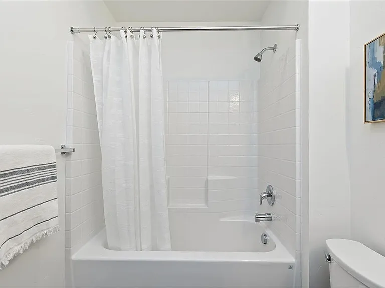 Hawk's Landing Apartments — Photo 124
