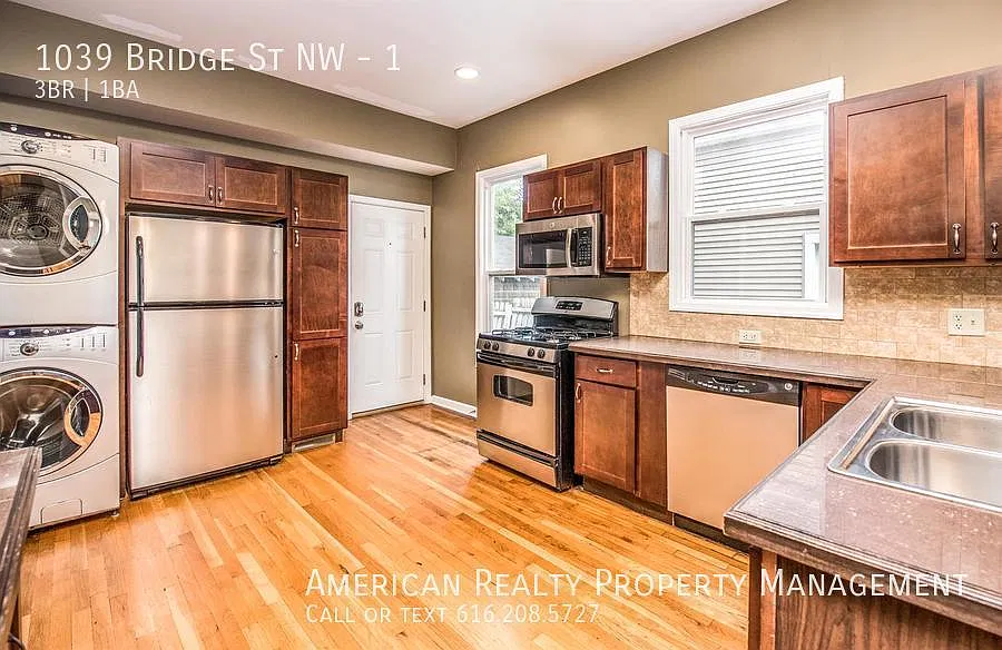 1039 Bridge St NW — Photo 3