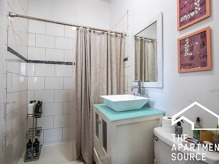 1245 W Barry Ave #B — Photo 12