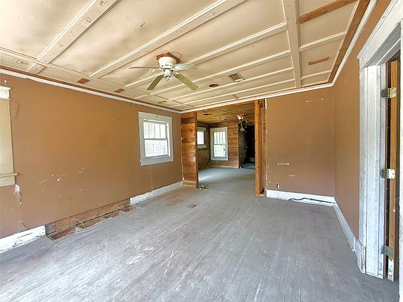 4th image of 204 W Maple St