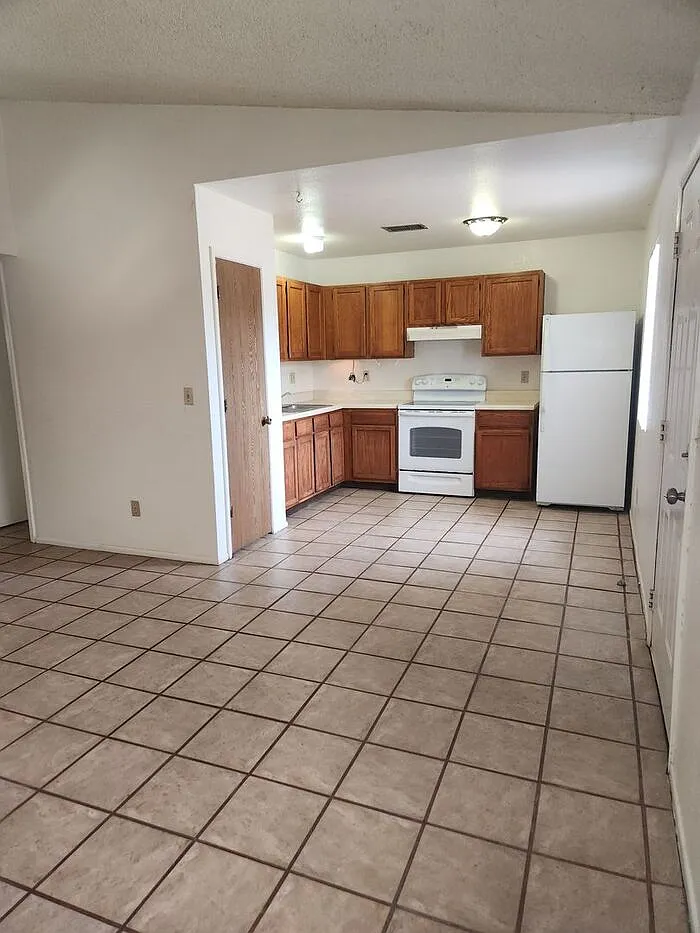 2 bed, 1.0 bath, 744 sqft, $1,050 — Photo 4