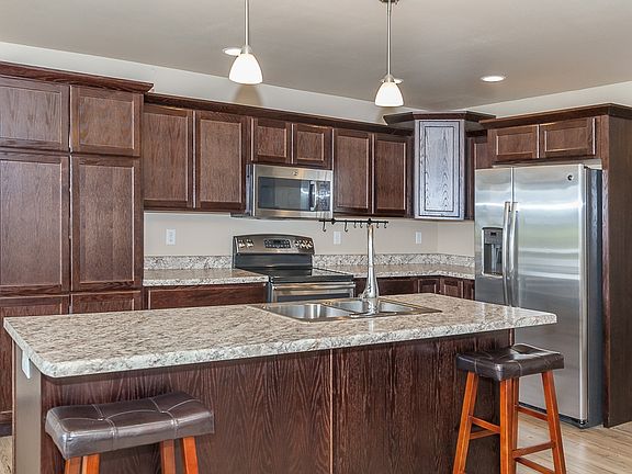 Island w/sink and brkfst bar