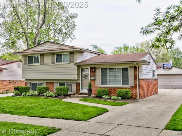 576 Langley Blvd, Clawson, MI 48017