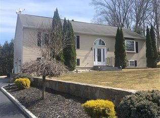 42 E Hill Rd, Cortlandt Manor, NY 10567