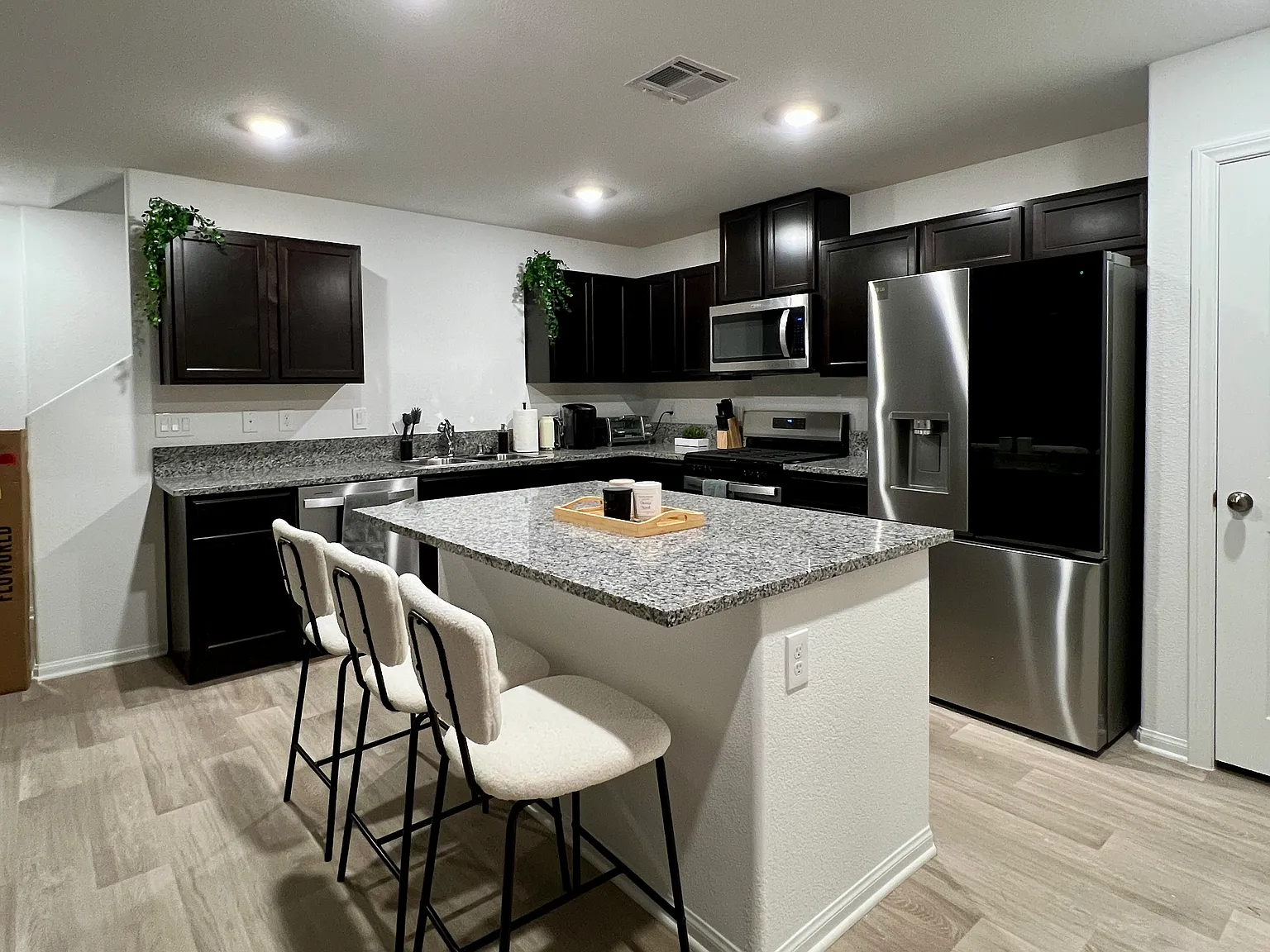 4 bed, 2098 sqft, $1,300 — Photo 2