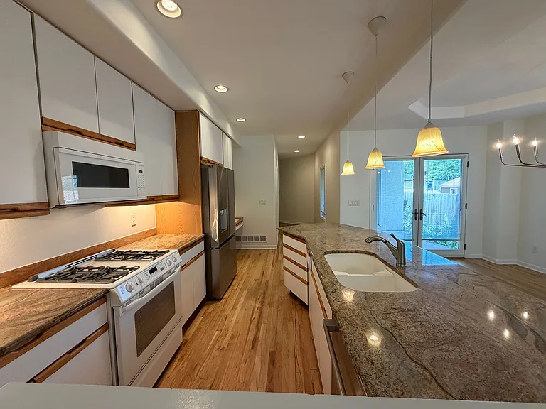 225 S Monroe St — Photo 3