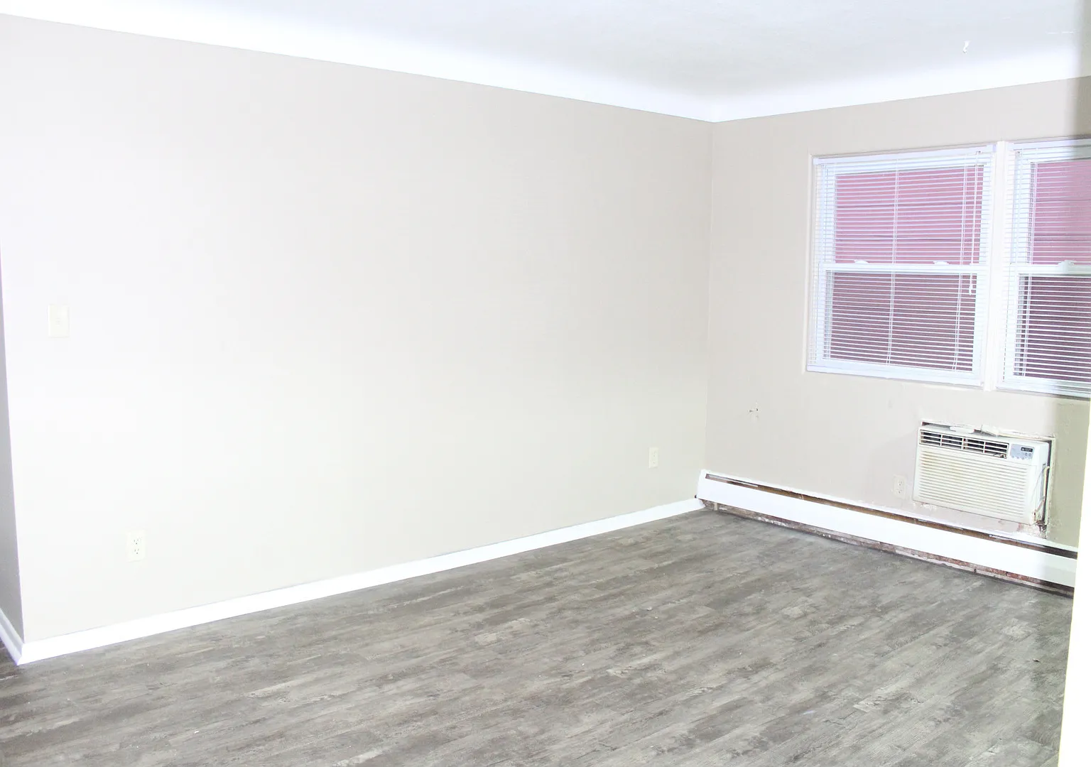 594 Lawson Ave West — Photo 3