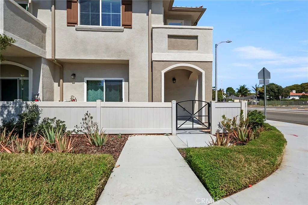 2 bed, 2.5 bath, 1029 sqft, $3,750 — Photo 1