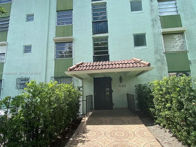 1530 SW 2nd St #101 — Photo 3