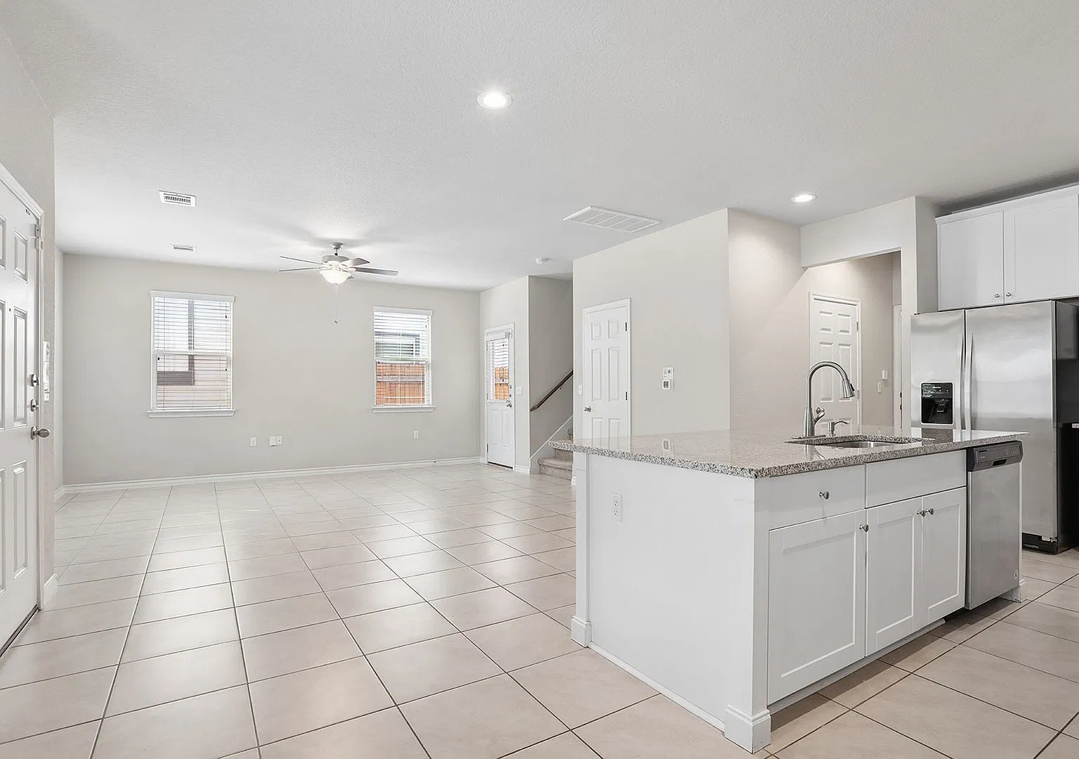 Modern Austin Living Near Tesla, the Airport, and Downtown Convenience — Photo 4