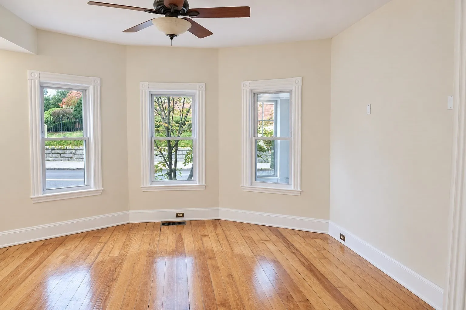 4 bed, 2.5 bath, 1850 sqft, $4,950 — Photo 2
