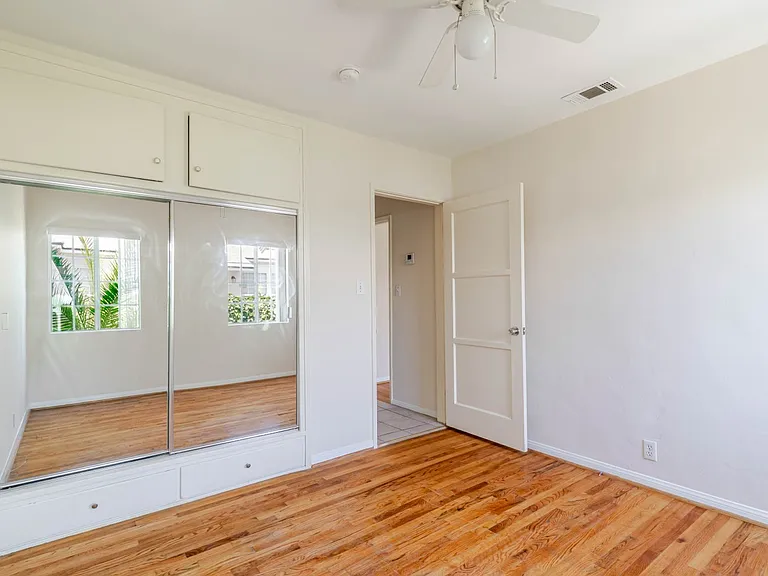 5618 Riverton Ave — Photo 9