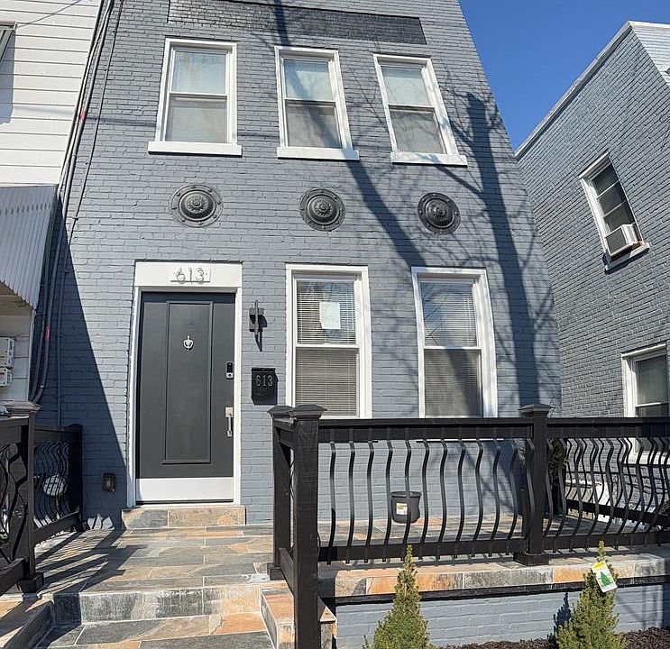 1st image of 613 Roxboro Pl NW