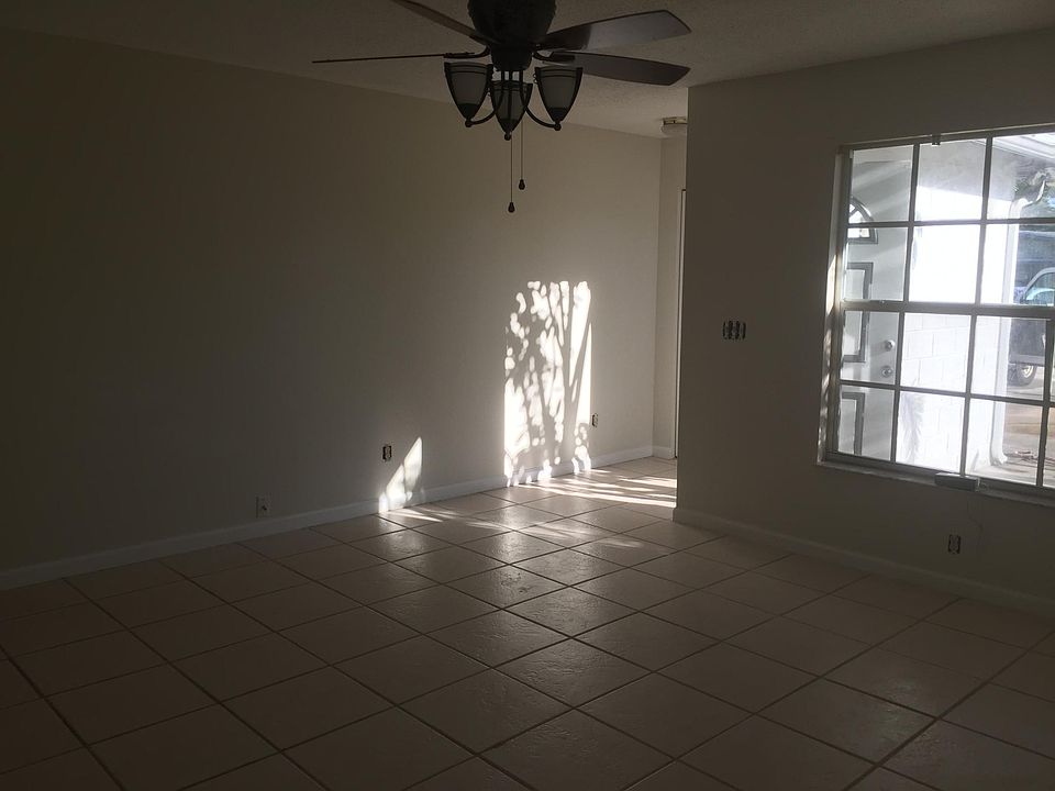 Entrance w closet leads to living room