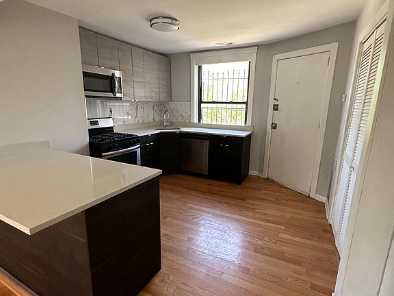 3rd image of 2608 W Le Moyne St #2