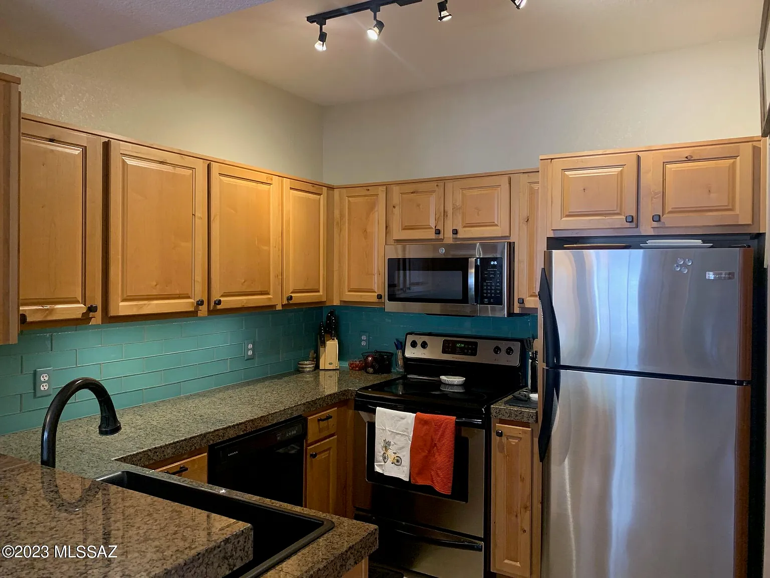 3 bed, 2.0 bath, 1268 sqft, $2,000 — Photo 2