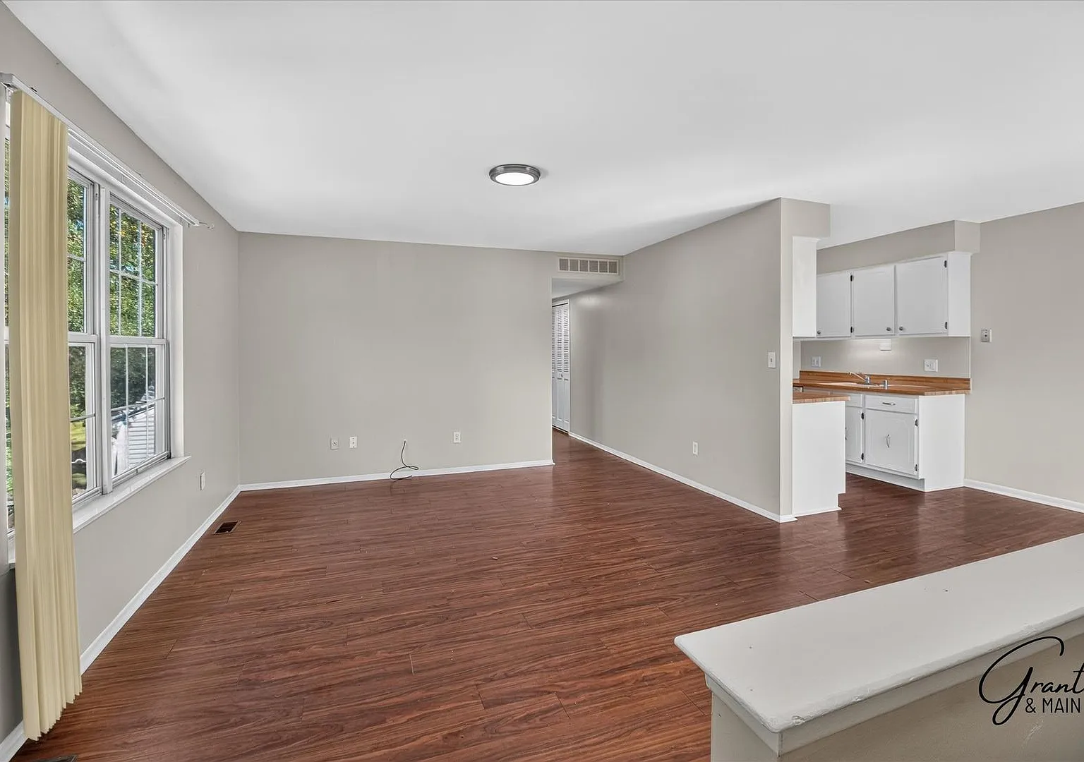 $1295 2 bedroom condo — Photo 3