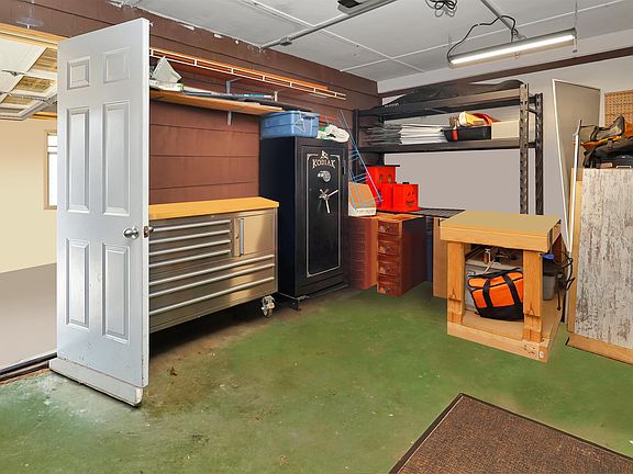 5th image of 4530 Manor Cir