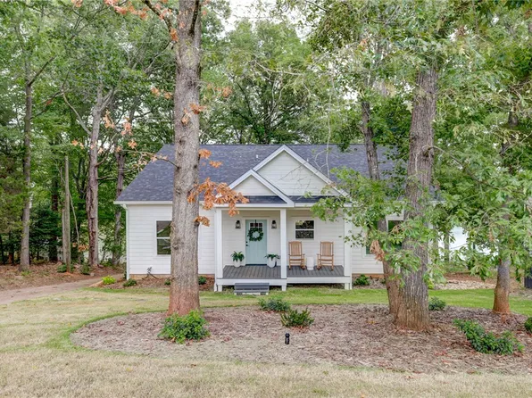 93 Snyder Dr, Townville, SC 29689