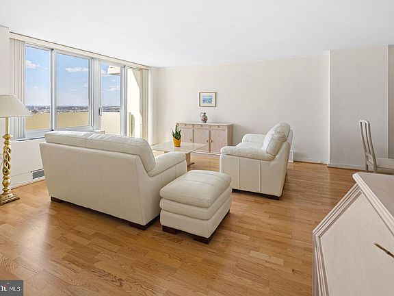 4th image of 604-36 S Washington Sq Unit 3007