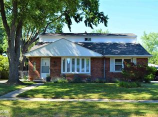 956 Crest St, Mount Clemens, MI 48043