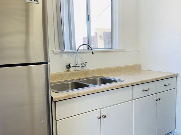 4th image of 727 W 74th St #727