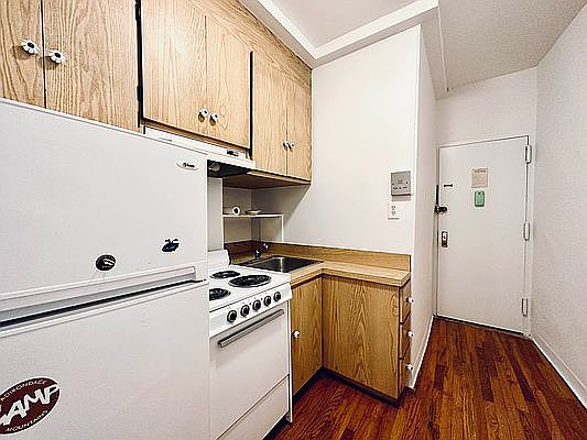 3rd image of 421 E 65th St APT 10