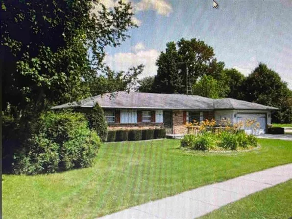 1210 Woodridge Dr, Rockford, IL 61108