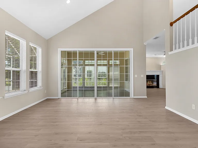 506 Lakeway Dr — Photo 12